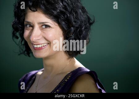 La comédienne Shappi Khorsandi, née en Iran, photographiée au Festival international du livre d'Édimbourg où elle a parlé de son nouveau livre intitulé 'A Beginner's Guide to Acting English'. L'événement de trois semaines est le plus grand festival littéraire du monde et se tient pendant le Festival annuel d'Édimbourg. L'événement de 2010 a comporté des exposés et des présentations de plus de 500 auteurs du monde entier. Banque D'Images