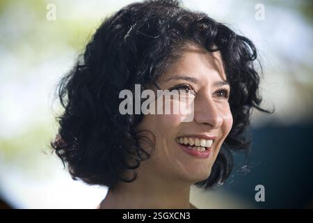 La comédienne Shappi Khorsandi, née en Iran, photographiée au Festival international du livre d'Édimbourg où elle a parlé de son nouveau livre intitulé 'A Beginner's Guide to Acting English'. L'événement de trois semaines est le plus grand festival littéraire du monde et se tient pendant le Festival annuel d'Édimbourg. L'événement de 2010 a comporté des exposés et des présentations de plus de 500 auteurs du monde entier. Banque D'Images
