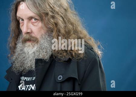 Alan Moore, écrivain de comics anglais acclamé, photographié au Festival international du livre d'Édimbourg où il a parlé de son dernier travail. L'événement de trois semaines est le plus grand festival littéraire du monde et se tient pendant le Festival annuel d'Édimbourg. L'événement de 2010 a comporté des exposés et des présentations de plus de 500 auteurs du monde entier. Banque D'Images