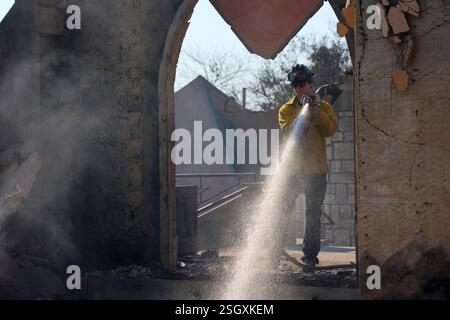 EATON, COMTÉ DE LOS ANGELES, CALIFORNIE, États-Unis - 10 janvier 2025 - les pompiers s'attaquent aux séquelles des incendies dans la région d'Eaton, dans le comté de Los Angeles, en Californie Banque D'Images