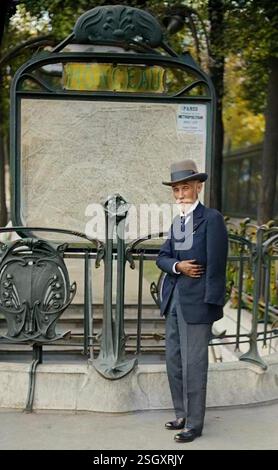 Fulgence Bienvenue (1852-1936), père du métro parisien, devant l'entrée de la station Monceau. - Coloration ultérieure. Banque D'Images