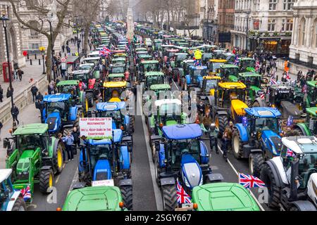 Londres, Royaume-Uni. 10 février 2025. Des centaines de tracteurs arrivent à Whitehall. Les agriculteurs continuent de protester contre la décision de Rachel Reeves d'imposer un impôt sur les successions (IHT) sur toutes les exploitations agricoles, d'une valeur de plus d'un million de livres sterling. L'agriculteur se sent trahi par le nouveau gouvernement travailliste. Crédit : Mark Thomas/Alamy Live News Banque D'Images