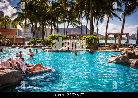 Honolulu, Hawaï - États-Unis - 30 août 2018 : les bains de soleil se prélassent au bord de la piscine de luxe du Royal Hawaiian Resort. Banque D'Images