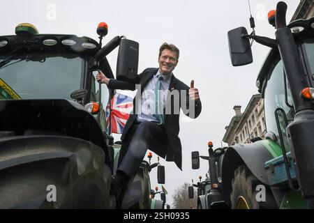 Londres, Royaume-Uni. 10 février 2025. Richard TICE, Reform UK. Des milliers d'agriculteurs et leurs partisans ont une fois de plus conduit leurs tracteurs à Whitehall, à Westminster, pour protester contre les changements apportés à la loi sur les droits de succession. La manifestation est également soutenue par plusieurs personnalités politiques et personnalités éminentes, dont Nigel Farage, Richard TICE et Rupert Lowe (réformiste au Royaume-Uni), James Clevery et Victoria Atkins (conservatrice) et d'autres. Crédit : Imageplotter/Alamy Live News Banque D'Images