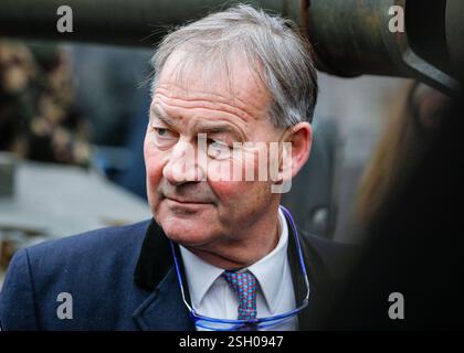 Londres, Royaume-Uni. 10 février 2025. Rupert Lower, Reform UK. Des milliers d'agriculteurs et leurs partisans ont une fois de plus conduit leurs tracteurs à Whitehall, à Westminster, pour protester contre les changements apportés à la loi sur les droits de succession. La manifestation est également soutenue par plusieurs personnalités politiques et personnalités éminentes, dont Nigel Farage, Richard TICE et Rupert Lowe (réformiste au Royaume-Uni), James Clevery et Victoria Atkins (conservatrice) et d'autres. Crédit : Imageplotter/Alamy Live News Banque D'Images