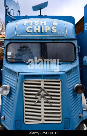 Londres, Royaume-Uni. 31 janvier 2025. Un food truck bleu rétro Citroën vu vendre du poisson et des frites britanniques traditionnels sur la rive sud de la Tamise. (Crédit image : © John Wreford/SOPA images via ZUMA Press Wire) USAGE ÉDITORIAL SEULEMENT! Non destiné à UN USAGE commercial ! Banque D'Images