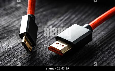Connecteur HDMI et mini HDMI sur un fil rouge vue en gros plan Banque D'Images