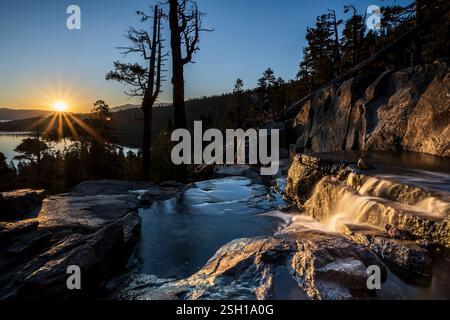Lever de soleil sur l'Eagle Falls, Emerald Bay, Lake Tahoe, California, USA Banque D'Images