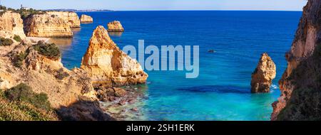 Incroyables becs pittoresques rocheux de la côte de l'Algarve, Portugal. Panorama à couper le souffle avec des roches jaunes Banque D'Images