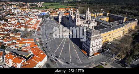Monuments du Portugal et lieux célèbres. Palais national de Mafra, style barocco. Site du patrimoine de l'UNESCO. Vue aérienne d'un drone à grand angle Banque D'Images