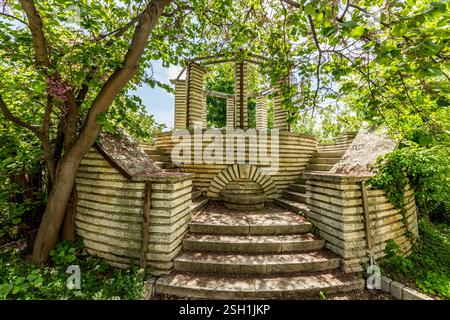 Vue des bâtiments et structures en béton abandonnés de la station balnéaire en ruines près de Constantine et Helena, ville de Varna, Bulgarie, rives de la mer Noire Banque D'Images