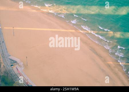 Vue aérienne de la plage sereine avec vagues douces et chemin Banque D'Images