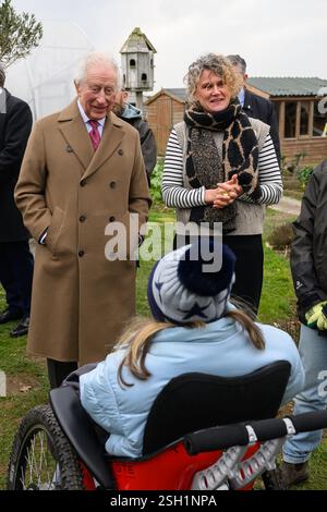 Le roi Charles III (à gauche) parle avec des bénévoles lors d'une visite au verger Newquay en Cornouailles. Date de la photo : lundi 10 février 2025. Banque D'Images