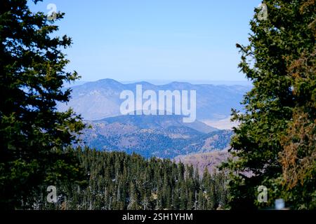 Vue sur la montagne tranquille avec collines boisées et ciel bleu clair Banque D'Images