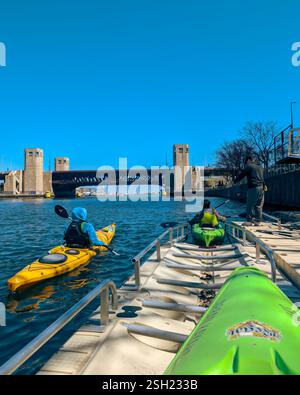 Kayak sous le pont de Chicago Banque D'Images