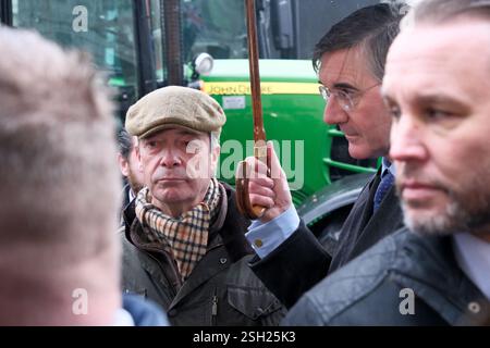 Whitehall, Londres, Royaume-Uni. 10 février 2025. Les agriculteurs protestent contre les tracteurs remplissent Whitehall. Nigel Farage. Jacob Rees Mogg. Credit : Matthew Chattle/Alamy Live News Banque D'Images