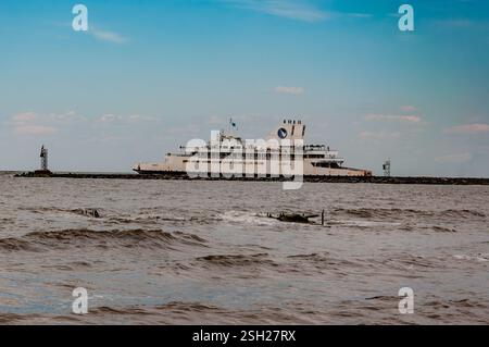 Ferry Cape May-Lewes quittant le terminal Banque D'Images