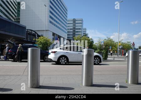 Schiphol, pays-Bas - 14 août 2023 L'un des taxis Tesla Model S blancs à l'aéroport de Schiphol. C'est le taxi d'aéroport préféré pour les passagers arrivant Banque D'Images