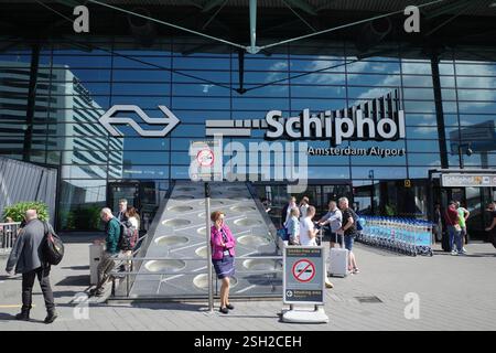 Schiphol, pays-Bas - 14 août 2023 personnes se tiennent devant l'entrée de l'aéroport de Schiphol Banque D'Images