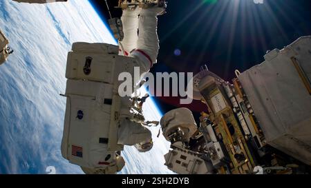 ISS - 30 janvier 2025 - Suni Williams, astronaute de la NASA et commandant de l'expédition 72, est attaché à l'effecteur terminal de verrouillage du bras robotique Canadarm2 Banque D'Images