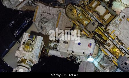ISS - 30 janvier 2025 - Suni Williams, astronaute de la NASA et commandant de l'expédition 72, est attaché à l'effecteur terminal de verrouillage du bras robotique Canadarm2 Banque D'Images