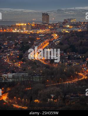 Une vue du centre-ville d'Oldham au crépuscule, avec le domaine d'Abbey Hills au premier plan, et Pennine Moorland en arrière-plan. Banque D'Images