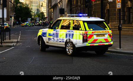 Londres, Royaume-Uni - 18 septembre 2024 ; voiture de police métropolitaine avec lumière bleue sur la rue City of London Banque D'Images