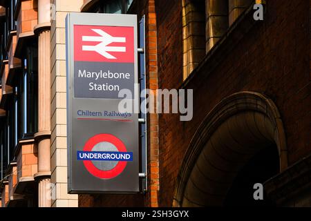Londres, Royaume-Uni - 23 mars 2024 ; panneau de la gare pour le terminus de Londres à Marylebone et métro Banque D'Images
