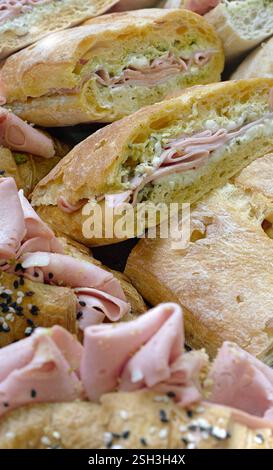 Beaucoup de sandwichs, ciabatta avec saucisse mortadelle et sauce pesto, fond de nourriture abstrait Banque D'Images