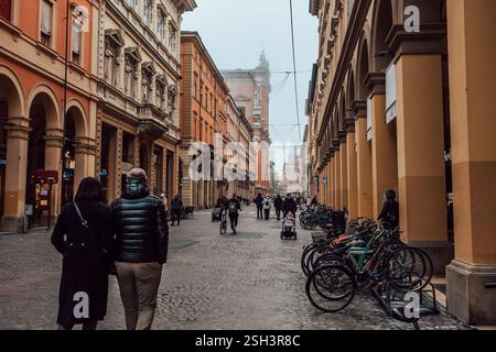 Bologne, Italie - 15 décembre 2024 - photographie de rue dans le centre de Bologne par un jour d'hiver sombre Banque D'Images