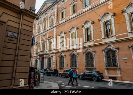 Bologne, Italie - 15 décembre 2024 - photographie de rue dans le centre de Bologne par un jour d'hiver sombre Banque D'Images