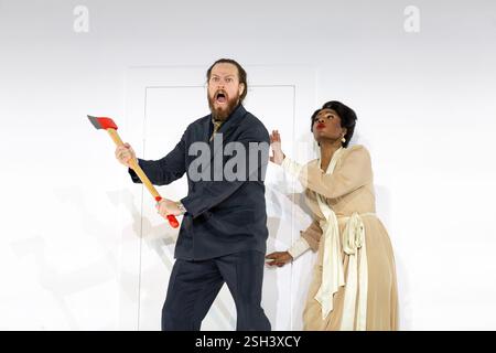 Cody Quattlebaum (Comte Almaviva), Nardus Williams (Comtesse Almaviva) dans LE MARIAGE DE FIGARO à l'English National Opera (ENO), London Coliseum WC2 05/02/2025 une coproduction avec Opera Wuppertal musique : Wolfgang Amadeus Mozart livret : Lorenzo da Ponte traduction anglaise : Jeremy Sams chef d'orchestre : Ainars Rubikus décor : Johannes Schutz costumes : Astrid Klein éclairage : réalisateur Matthew Richardson Banque D'Images