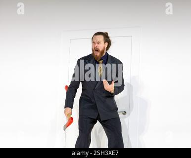 Cody Quattlebaum (Comte Almaviva) dans LE MARIAGE DE FIGARO à l'English National Opera (ENO), London Coliseum WC2 05/02/2025 une coproduction avec Opera Wuppertal musique : Wolfgang Amadeus Mozart livret : Lorenzo da Ponte traduction anglaise : Jeremy Sams chef d'orchestre : Ainars Rubikus décors : Johannes Schutz costumes : Astrid Klein éclairage : Matthew Richardson directeur associé et directeur du mouvement : Jenny Ogilbins Banque D'Images