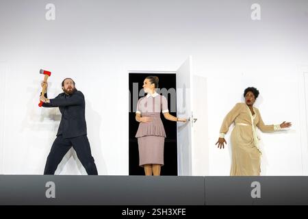 de gauche à droite : Cody Quattlebaum (Comte Almaviva), Mary Bevan (Susanna), Nardus Williams (Comtesse Almaviva) dans LE MARIAGE DE FIGARO à l'English National Opera (ENO), London Coliseum WC2 05/02/2025 une coproduction avec Opera Wuppertal musique : Wolfgang Amadeus Mozart livret : Lorenzo da Ponte traduction anglaise : Jeremy Sams chef : Ainars Rubikus Set design : Johannes Schutz réalisateur : Johannes Schutz Ocostumes & réalisateur : Joe Gibson : Ogilson : réalisateur Banque D'Images