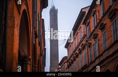 Bologne, Italie - 15 décembre 2024 - photographie de rue dans le centre de Bologne par un jour d'hiver sombre Banque D'Images