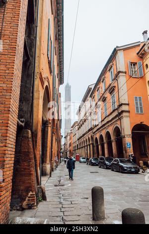 Bologne, Italie - 15 décembre 2024 - photographie de rue dans le centre de Bologne par un jour d'hiver sombre Banque D'Images