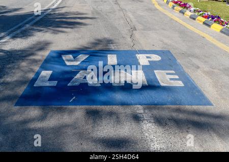 Manama, Bahreïn - 5 janvier 2025 : un panneau routier sur la chaussée du Roi Fahd dirige les voyageurs entre Bahreïn et l'Arabie Saoudite, symbolisant l'éternité Banque D'Images