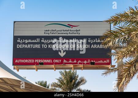 Manama, Bahreïn - 5 janvier 2025 : un panneau routier se dresse bien en vue sur la chaussée du roi Fahd, guidant les voyageurs à travers le vaste golfe Persique entre Ba Banque D'Images