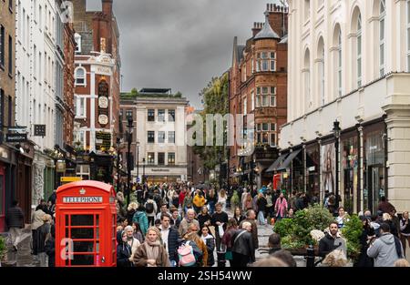 Londres, Royaume-Uni. 20 octobre 2024 : touristes marchant dans james Street à londres avec le ciel nuageux Banque D'Images
