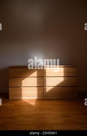 Coffre de meubles de rangement commode à six tiroirs avec surface effet chêne, mise au point sélective Banque D'Images