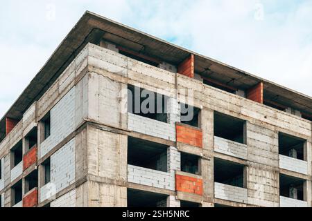 Site de construction de gratte-ciel résidentiel, structure construite en béton de ciment non fini avec des blocs Banque D'Images
