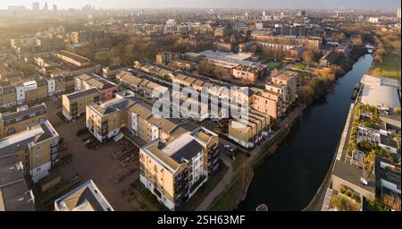 Mile End Tower Hamlets. Vue aérienne des bâtiments résidentiels et du Regent's canal à Londres, Angleterre. Développement urbain dense le long de la voie navigable. Banque D'Images
