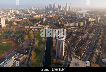 Mile End Tower Hamlets. Vue aérienne de Londres, Royaume-Uni, en particulier la zone autour du Regent's canal et les quartiers résidentiels environnants près de Cana Banque D'Images