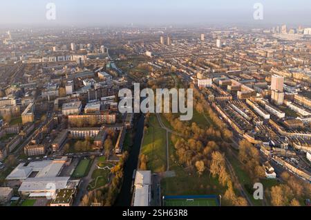 Mile End Tower Hamlets. Vue aérienne de Londres, Royaume-Uni, en particulier la zone autour de Regent's canal et les quartiers résidentiels environnants. Parcs Banque D'Images