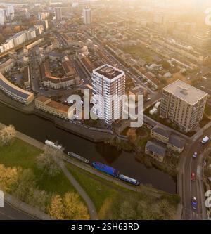 Mile End Tower Hamlets. Vue aérienne du quartier résidentiel près de Regent's canal, Londres. Les bâtiments modernes et anciens, le canal et les bateaux sont visibles. Banque D'Images