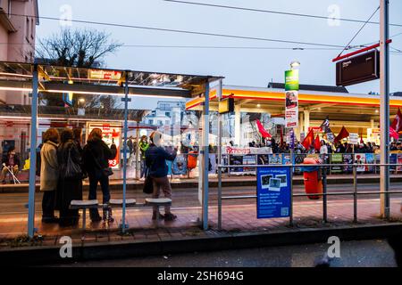 Fribourg, Allemagne. 10 février 2025. Les participants à une démonstration marchent à travers Fribourg tout en étant surveillés par des gens à un arrêt de tramway. La marche de protestation mène du centre-ville de Fribourg au Bürgerhaus Zähringen, où se déroule la fête. Un nombre de participants à quatre chiffres est attendu. Crédit : Philipp von Ditfurth/dpa/Alamy Live News Banque D'Images