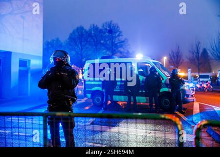 Fribourg, Allemagne. 10 février 2025. Des policiers et un véhicule de police se tiennent derrière un cordon. La marche de protestation mène du centre-ville de Fribourg au Bürgerhaus Zähringen, où se déroule la fête. Un nombre de participants à quatre chiffres est attendu. Crédit : Philipp von Ditfurth/dpa/Alamy Live News Banque D'Images