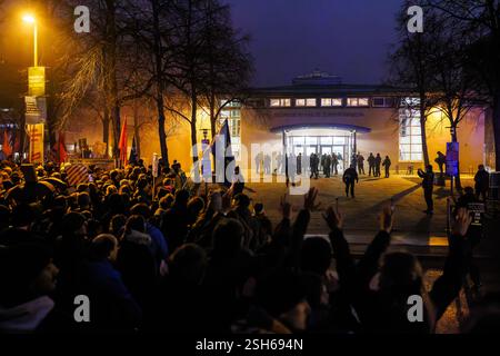 Fribourg, Allemagne. 10 février 2025. Les participants à une manifestation devant le Bürgerhaus Zähringen protestent contre un événement de l'AFD. La marche de protestation mène du centre-ville de Fribourg au Bürgerhaus Zähringen, où se déroule la fête. Un nombre de participants à quatre chiffres est attendu. Crédit : Philipp von Ditfurth/dpa/Alamy Live News Banque D'Images