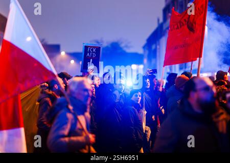 Fribourg, Allemagne. 10 février 2025. Les participants à une démonstration traversent Fribourg pendant qu'un participant à la démonstration lève une pancarte indiquant « FCK AFD ». La marche de protestation mène du centre-ville de Fribourg au Bürgerhaus Zähringen, où se déroule la fête. Un nombre de participants à quatre chiffres est attendu. Crédit : Philipp von Ditfurth/dpa/Alamy Live News Banque D'Images