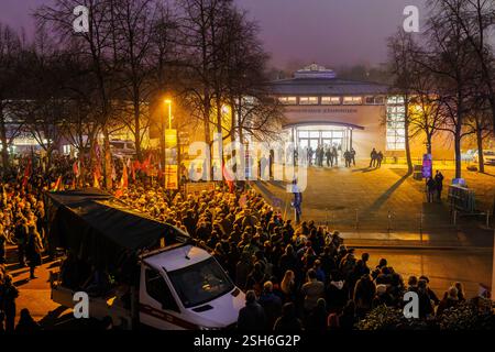 Fribourg, Allemagne. 10 février 2025. Les participants à une manifestation devant le Bürgerhaus Zähringen protestent contre un événement de l'AFD. La marche de protestation mène du centre-ville de Fribourg au Bürgerhaus Zähringen, où se déroule la fête. Un nombre de participants à quatre chiffres est attendu. Crédit : Philipp von Ditfurth/dpa/Alamy Live News Banque D'Images